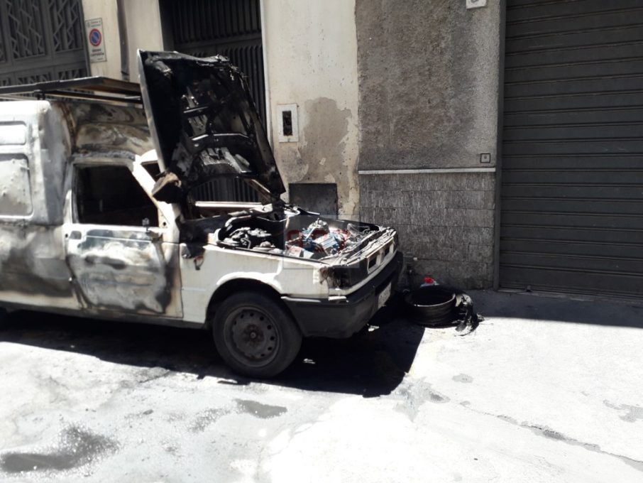 PATERNO’: IN FIAMME UN FIORINO