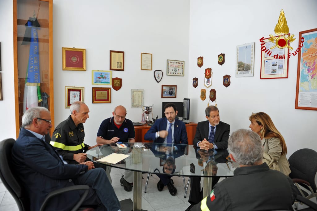 CATANIA: il Governatore Nello Musumeci in visita al Comando provinciale dei Vigili del fuoco - FOTO