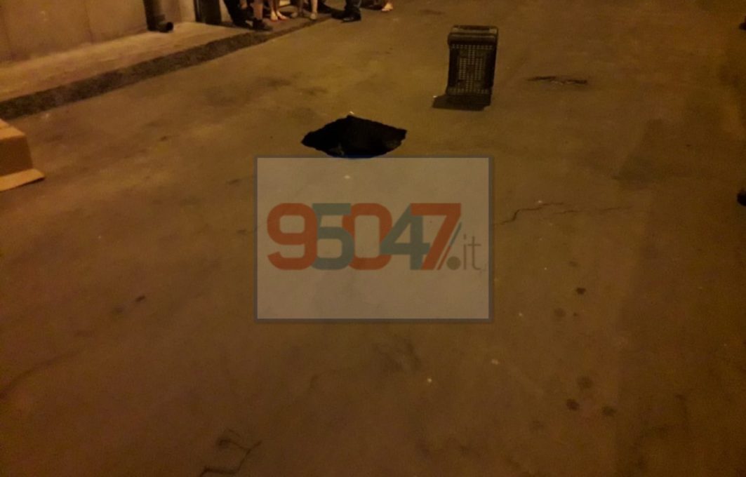PATERNO': VIA REGGIO, SI APRE PICCOLA VORAGINE IN STRADA - LE FOTO
