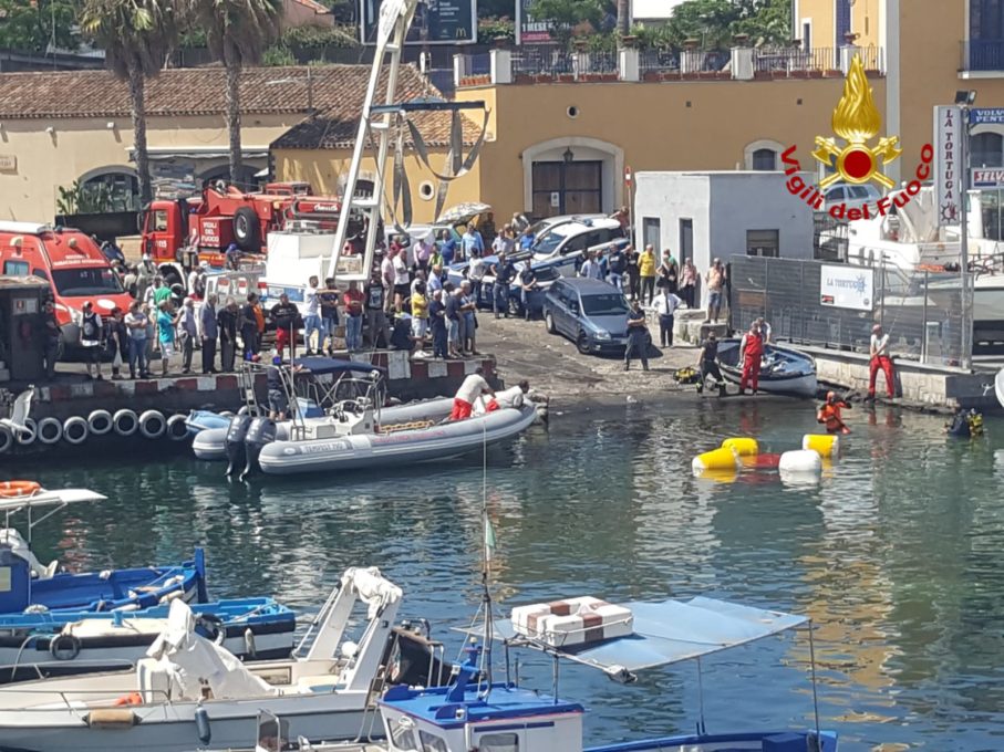 CATANIA: AUTO FINISCE A MARE AL PORTICCIOLO, INTERVENTO DEI VIGILI DEL FUOCO – LE FOTO