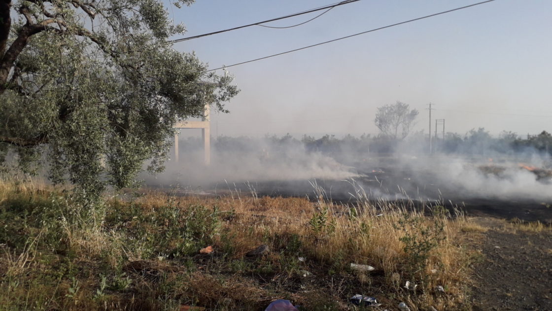 PATERNO' ANCORA INCENDI IN CENTRO E IN PERIFERIA: LE FOTO