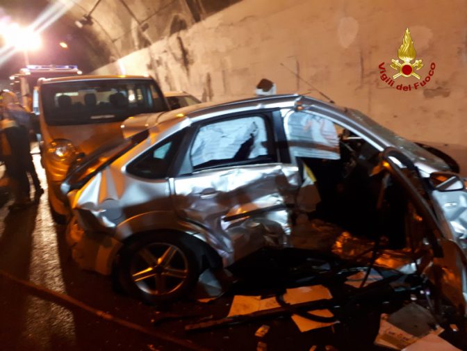Maxi tamponamento sulla Palermo-Messina tra Rometta e Milazzo: coinvolte 10 auto, ci sono feriti - LE FOTO