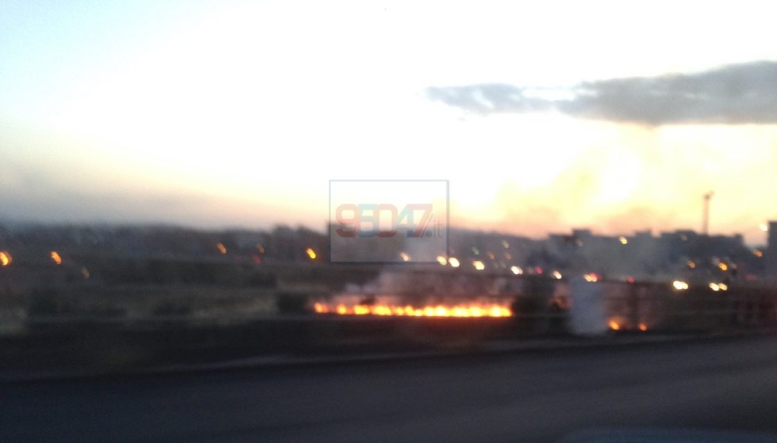 PATERNO':  INCENDIO DI STERPAGLIE AL CORSO ITALIA. INTERVENTO DEI VIGILI DEL FUOCO