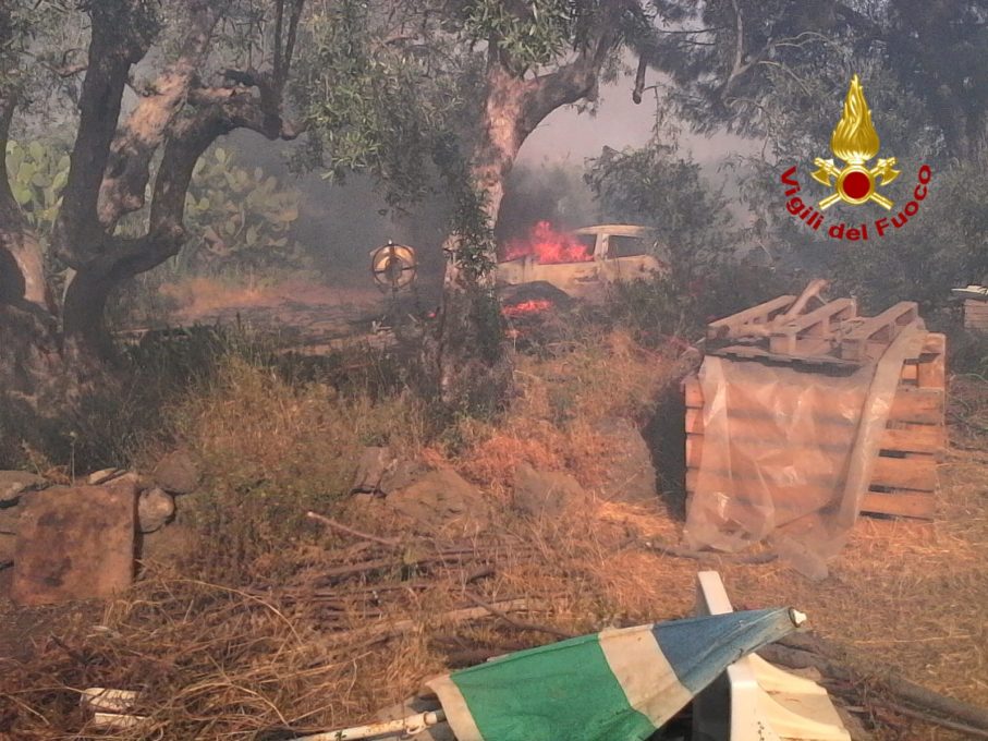 SANTA MARIA DI LICODIA: INCENDIO IN TERRENO, A FUOCO PURE UN AUTO