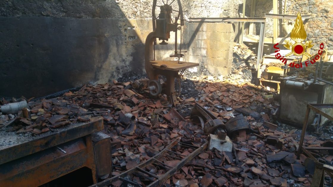 CATANIA: In fiamme una falegnameria, evacuate due abitazioni