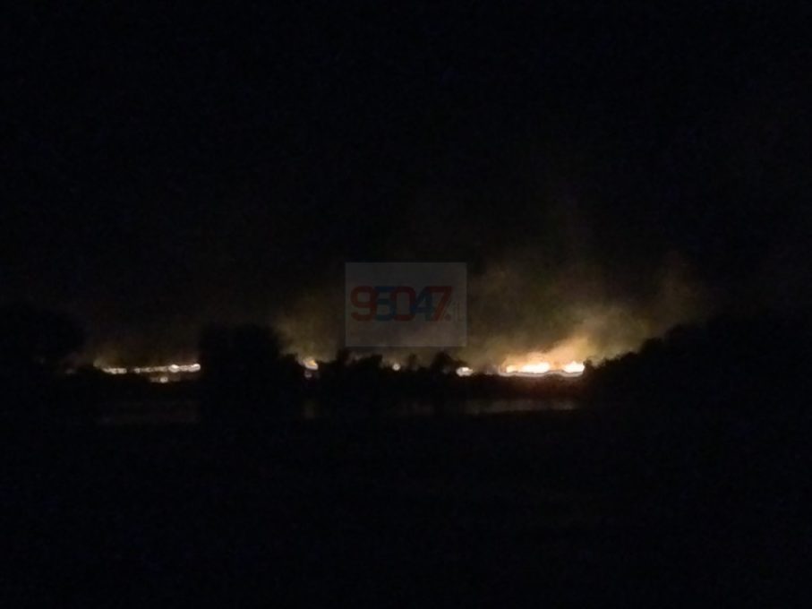 PATERNO': Vasto incendio sterpaglie alle Salinelle - (Foto e Video)