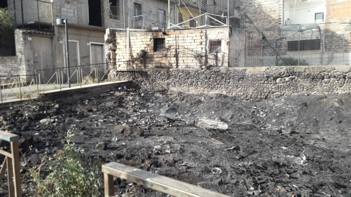 PATERNO' ANCORA INCENDI IN CENTRO E IN PERIFERIA: LE FOTO