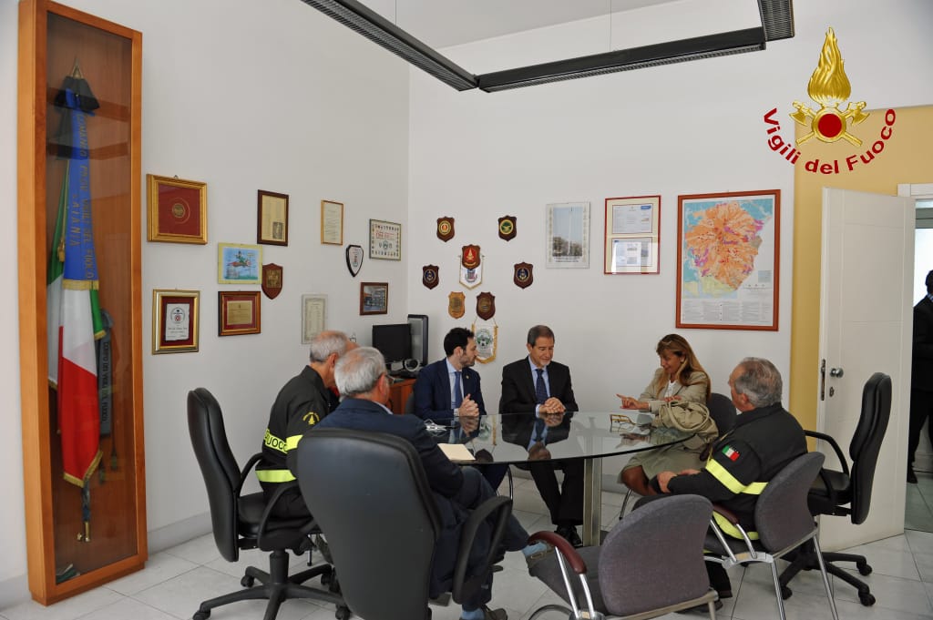 CATANIA: il Governatore Nello Musumeci in visita al Comando provinciale dei Vigili del fuoco - FOTO
