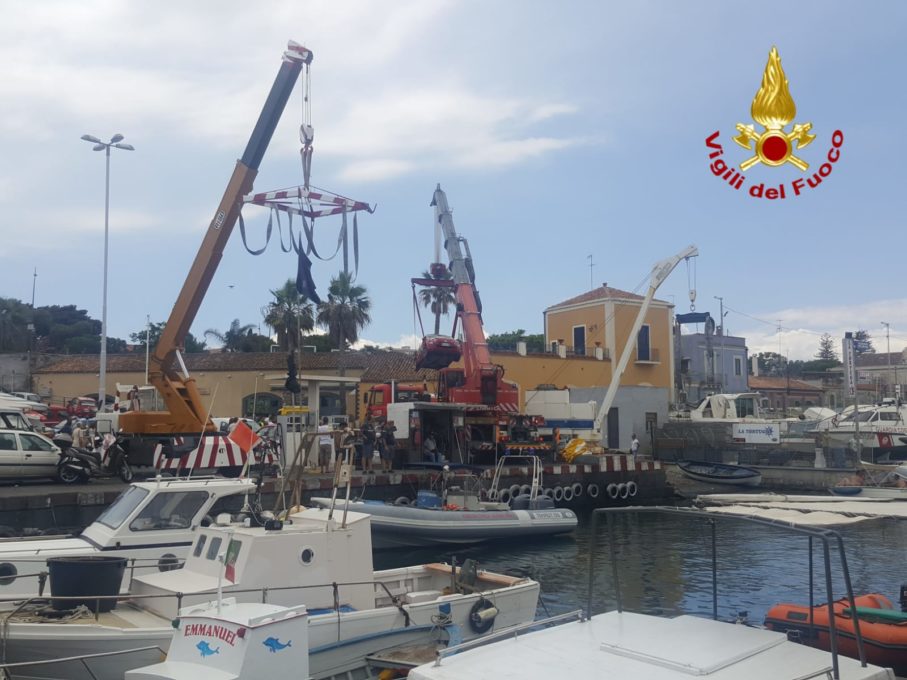 CATANIA: AUTO FINISCE A MARE AL PORTICCIOLO, INTERVENTO DEI VIGILI DEL FUOCO – LE FOTO