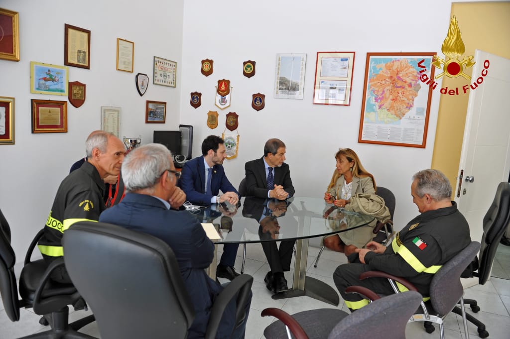CATANIA: il Governatore Nello Musumeci in visita al Comando provinciale dei Vigili del fuoco - FOTO