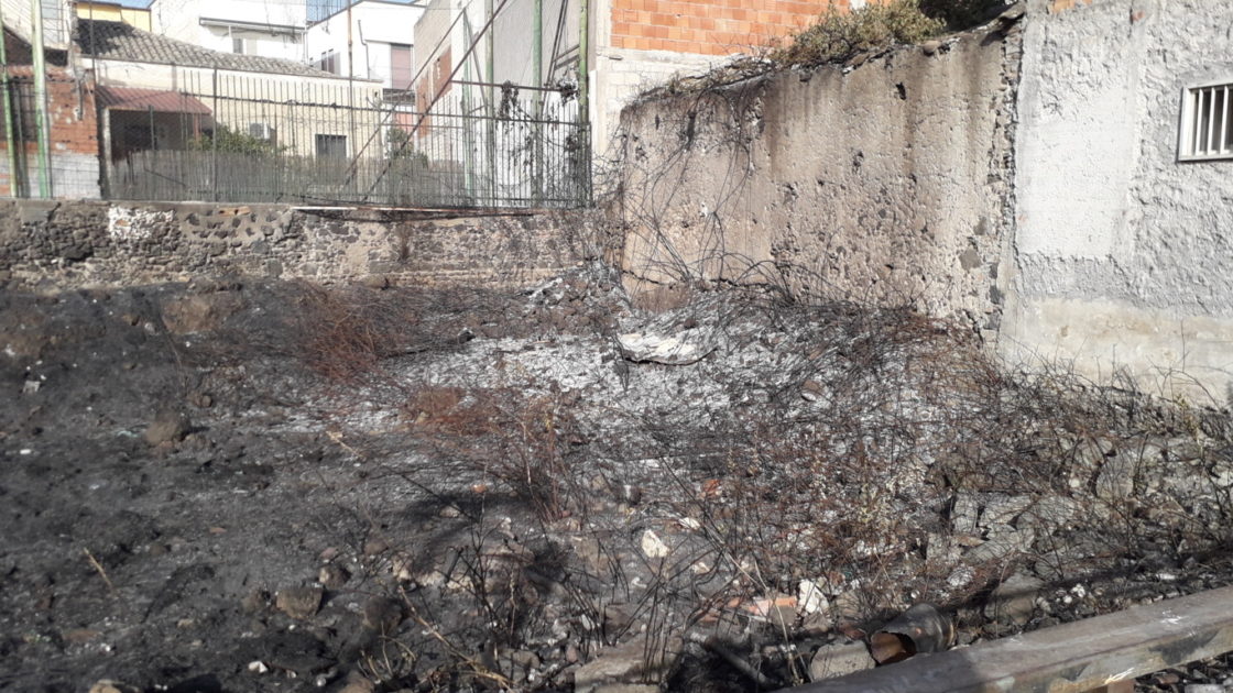 PATERNO' ANCORA INCENDI IN CENTRO E IN PERIFERIA: LE FOTO
