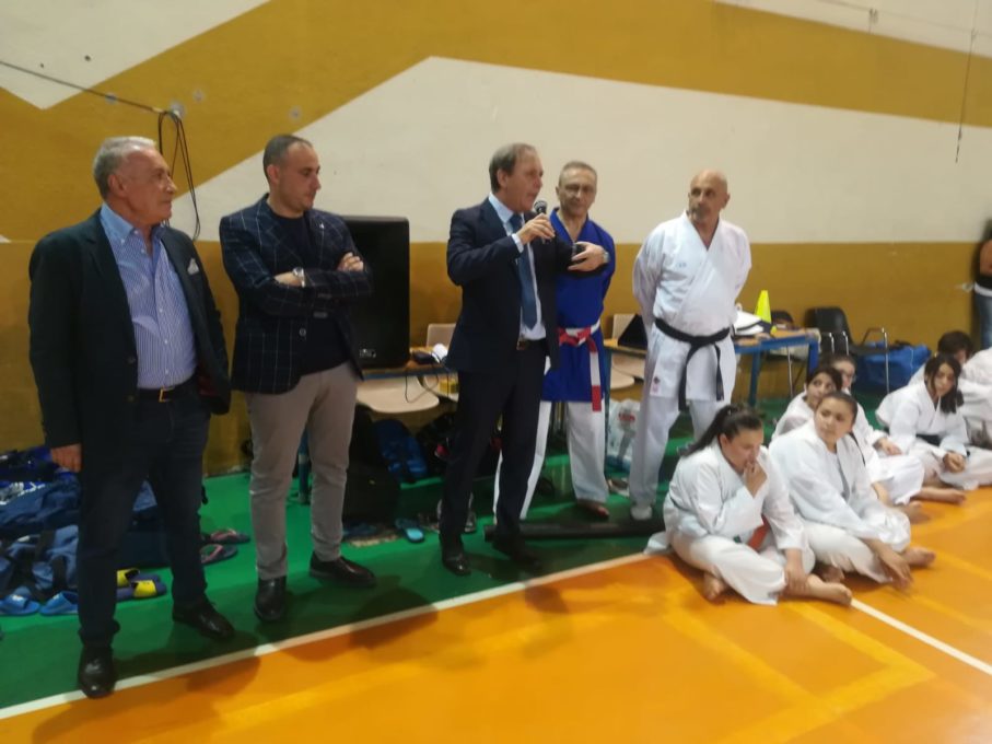 PATERNO': CONSEGNATE TARGHE DI RICONOSCIMENTO AL "TEAM KARATE BORZI"