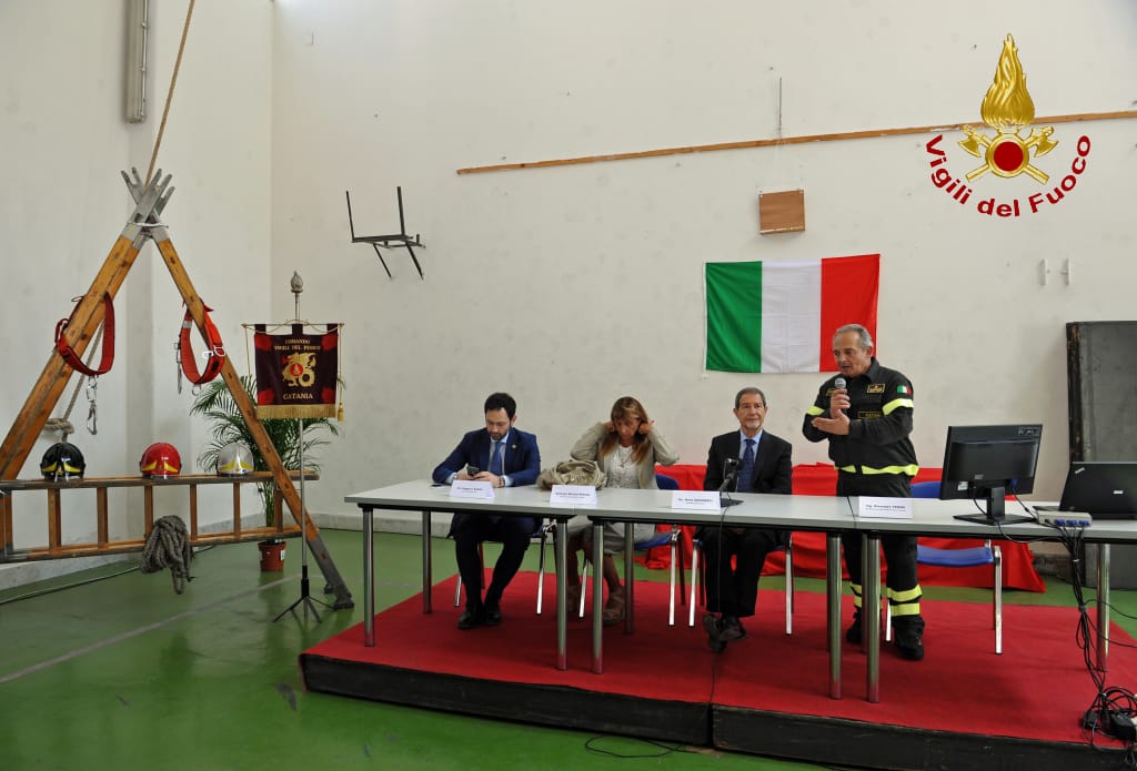 CATANIA: il Governatore Nello Musumeci in visita al Comando provinciale dei Vigili del fuoco - FOTO