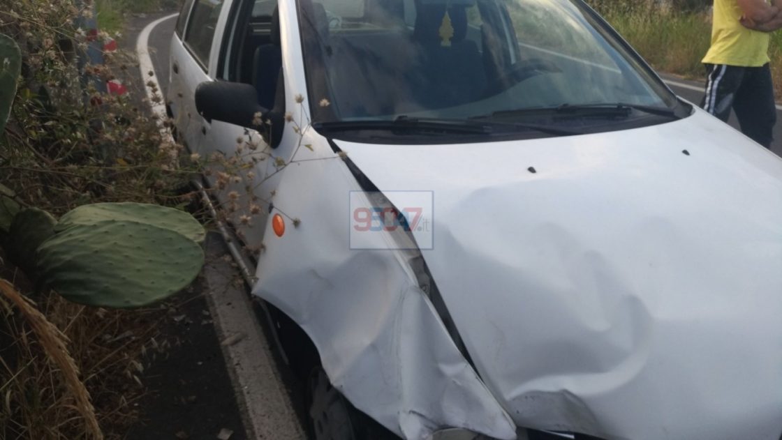 INCIDENTE AUTONOMO A PIANO TAVOLA : UNA DONNA FERITA - FOTO