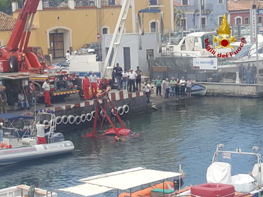 CATANIA: AUTO FINISCE A MARE AL PORTICCIOLO, INTERVENTO DEI VIGILI DEL FUOCO – LE FOTO