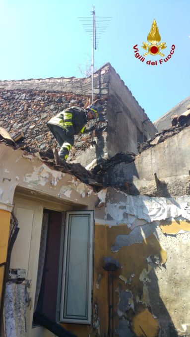 CATANIA: In fiamme una falegnameria, evacuate due abitazioni