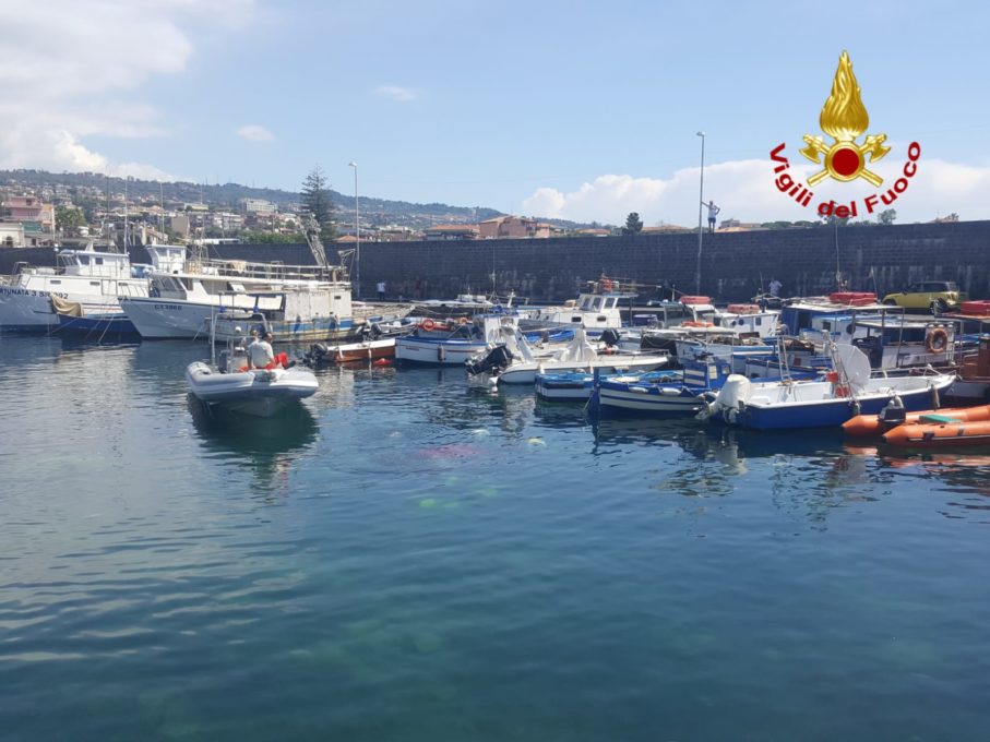 CATANIA: AUTO FINISCE A MARE AL PORTICCIOLO, INTERVENTO DEI VIGILI DEL FUOCO – LE FOTO