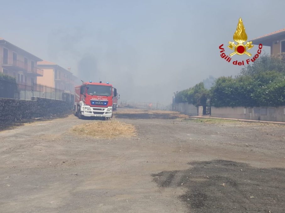SAN GIOVANNI GALERMO: Vasto incendio minaccia abitazioni. Intervento dei Vigili del fuoco