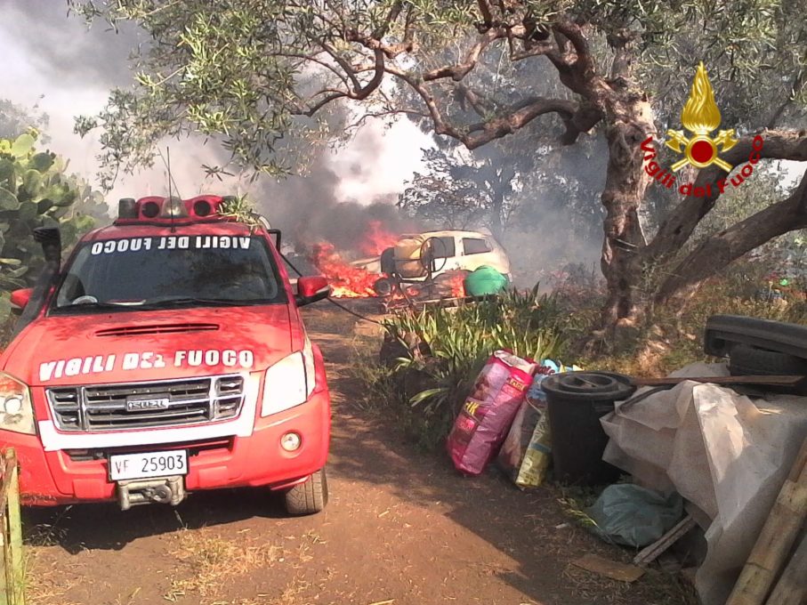 SANTA MARIA DI LICODIA: INCENDIO IN TERRENO, A FUOCO PURE UN AUTO