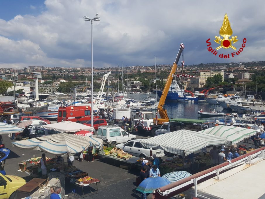 CATANIA: AUTO FINISCE A MARE, INTERVENTO DEI VIGILI DEL FUOCO - LE FOTO