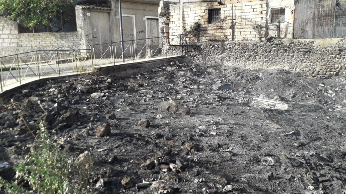 PATERNO' ANCORA INCENDI IN CENTRO E IN PERIFERIA: LE FOTO