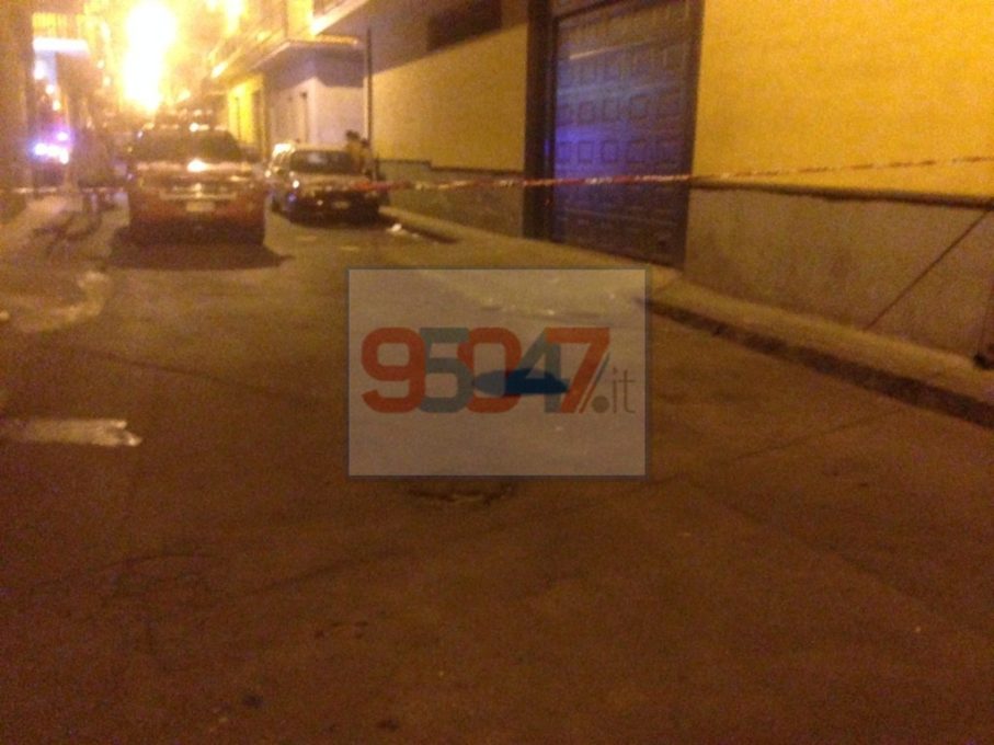 PATERNO': VIA REGGIO, SI APRE PICCOLA VORAGINE IN STRADA - LE FOTO