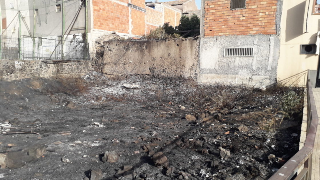 PATERNO' ANCORA INCENDI IN CENTRO E IN PERIFERIA: LE FOTO