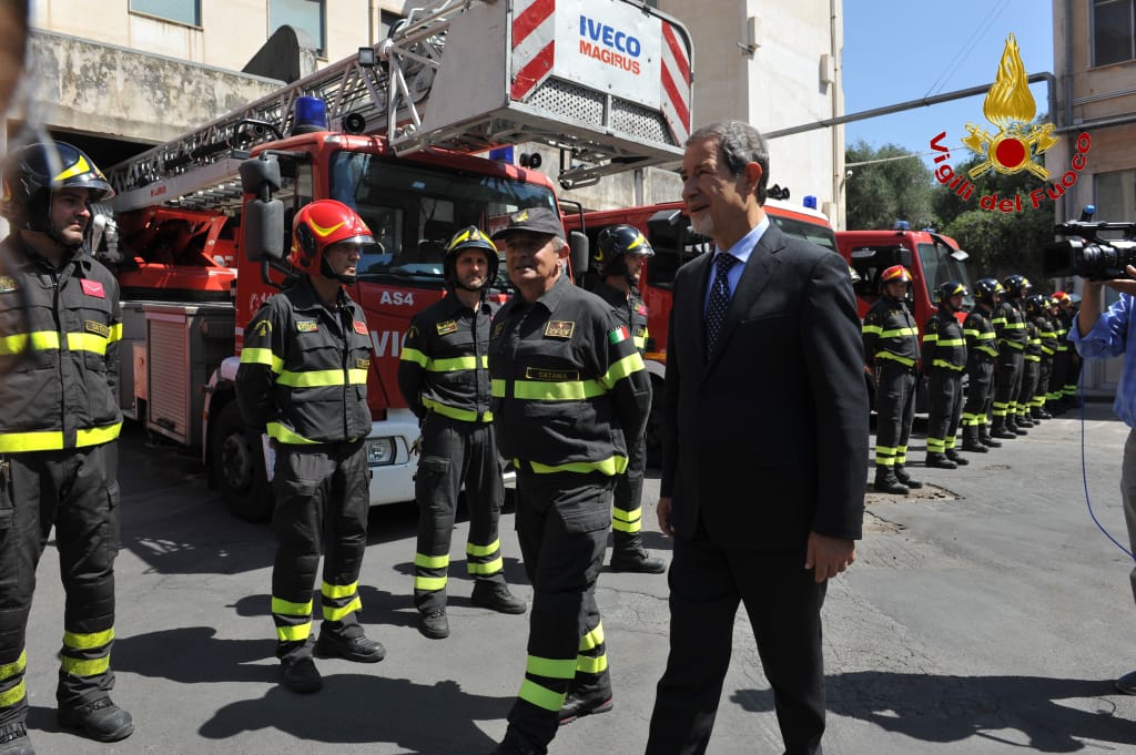 CATANIA: il Governatore Nello Musumeci in visita al Comando provinciale dei Vigili del fuoco - FOTO