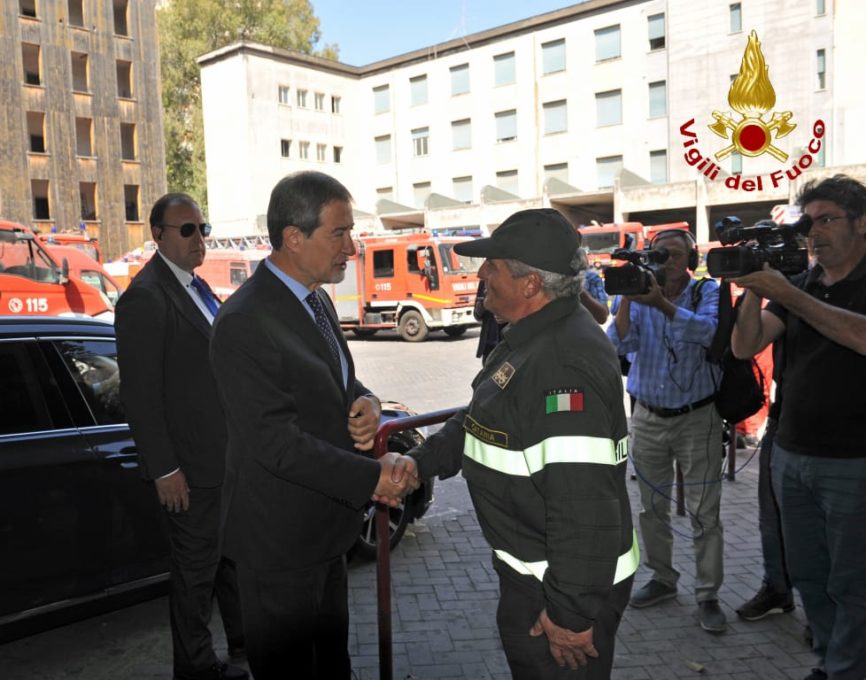 CATANIA: il Governatore Nello Musumeci in visita al Comando provinciale dei Vigili del fuoco - FOTO