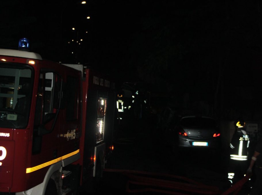 CATANIA: CINQUE AUTO PRENDONO FUOCO ED ESPLODONO