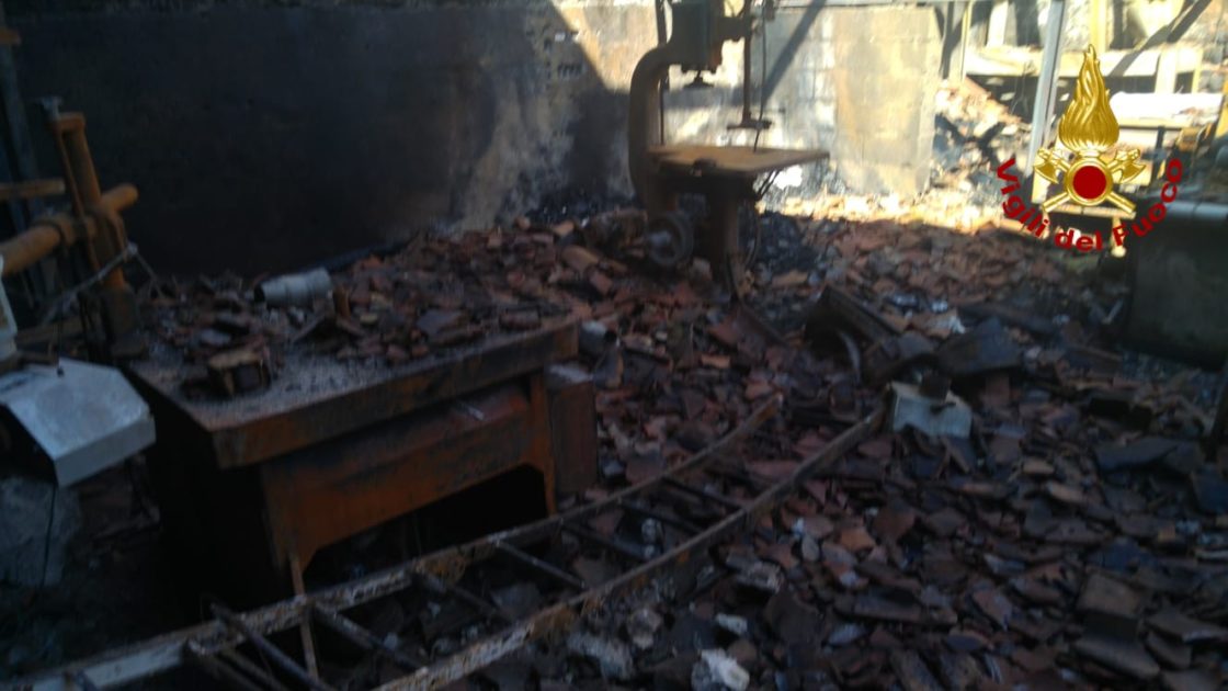 CATANIA: In fiamme una falegnameria, evacuate due abitazioni