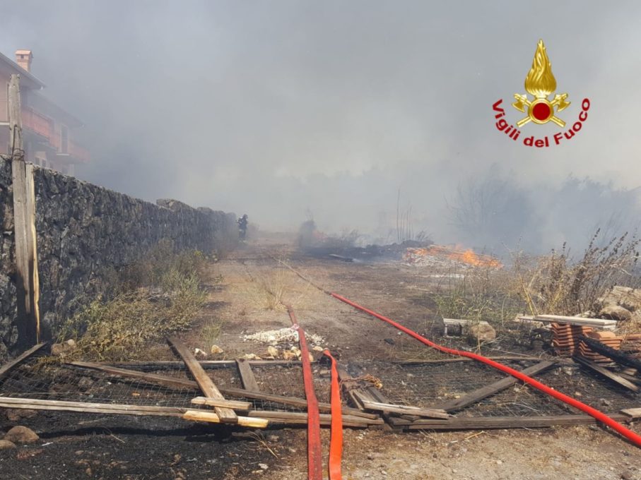 SAN GIOVANNI GALERMO: Vasto incendio minaccia abitazioni. Intervento dei Vigili del fuoco