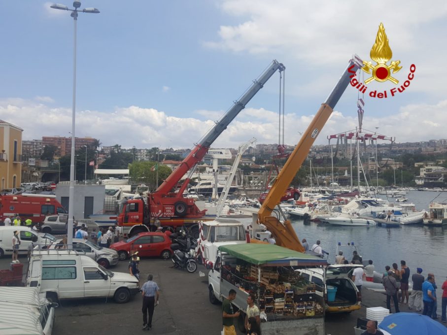 CATANIA: AUTO FINISCE A MARE AL PORTICCIOLO, INTERVENTO DEI VIGILI DEL FUOCO – LE FOTO