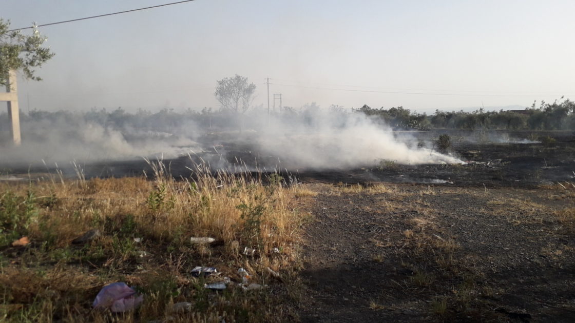 PATERNO' ANCORA INCENDI IN CENTRO E IN PERIFERIA: LE FOTO