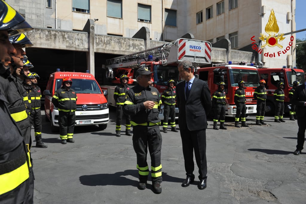 CATANIA: il Governatore Nello Musumeci in visita al Comando provinciale dei Vigili del fuoco - FOTO