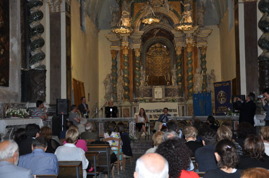 PATERNO': Incontro con la scrittrice Laura Ciancio autrice del libro Genisia