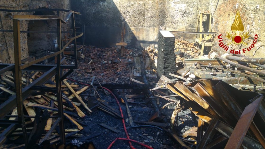 CATANIA: In fiamme una falegnameria, evacuate due abitazioni