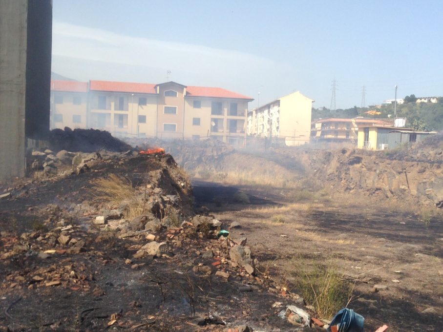 PATERNO': Incendio di sterpaglie vicino alle case