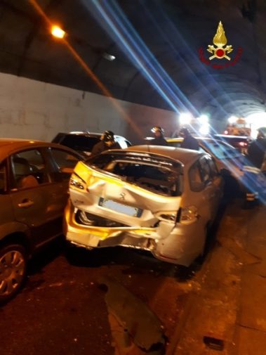 Maxi tamponamento sulla Palermo-Messina tra Rometta e Milazzo: coinvolte 10 auto, ci sono feriti - LE FOTO
