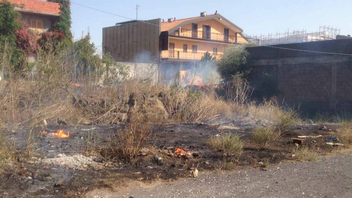 PATERNO': Fiamme vicino alle case, rogo di sterpaglie