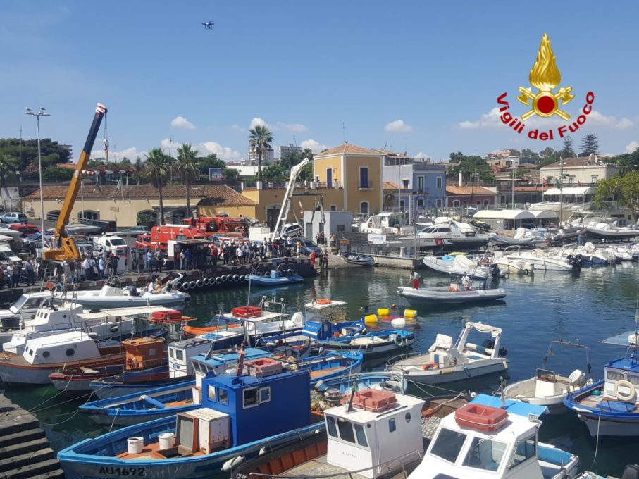 CATANIA: AUTO FINISCE A MARE, INTERVENTO DEI VIGILI DEL FUOCO - LE FOTO