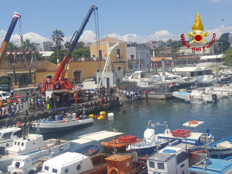 CATANIA: AUTO FINISCE A MARE AL PORTICCIOLO, INTERVENTO DEI VIGILI DEL FUOCO – LE FOTO
