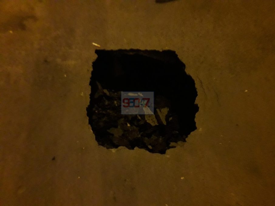 PATERNO’: VIA REGGIO, SI APRE VORAGINE IN STRADA – LE FOTO