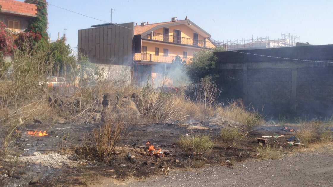 PATERNO': Incendio di sterpaglie vicino alle case