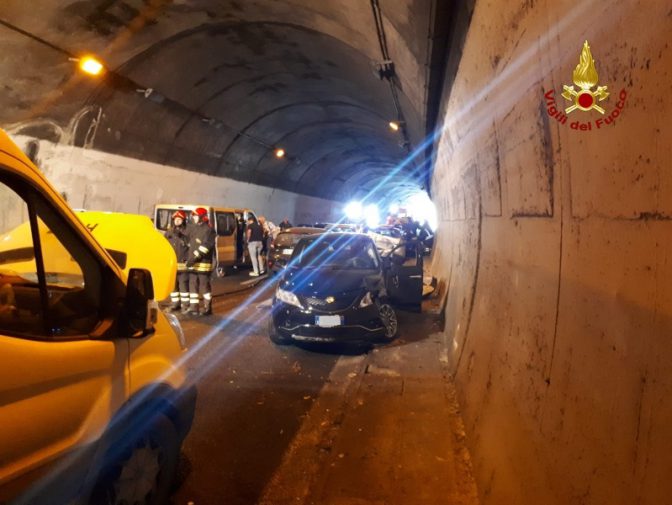 Maxi tamponamento sulla Palermo-Messina tra Rometta e Milazzo: coinvolte 10 auto, ci sono feriti - LE FOTO