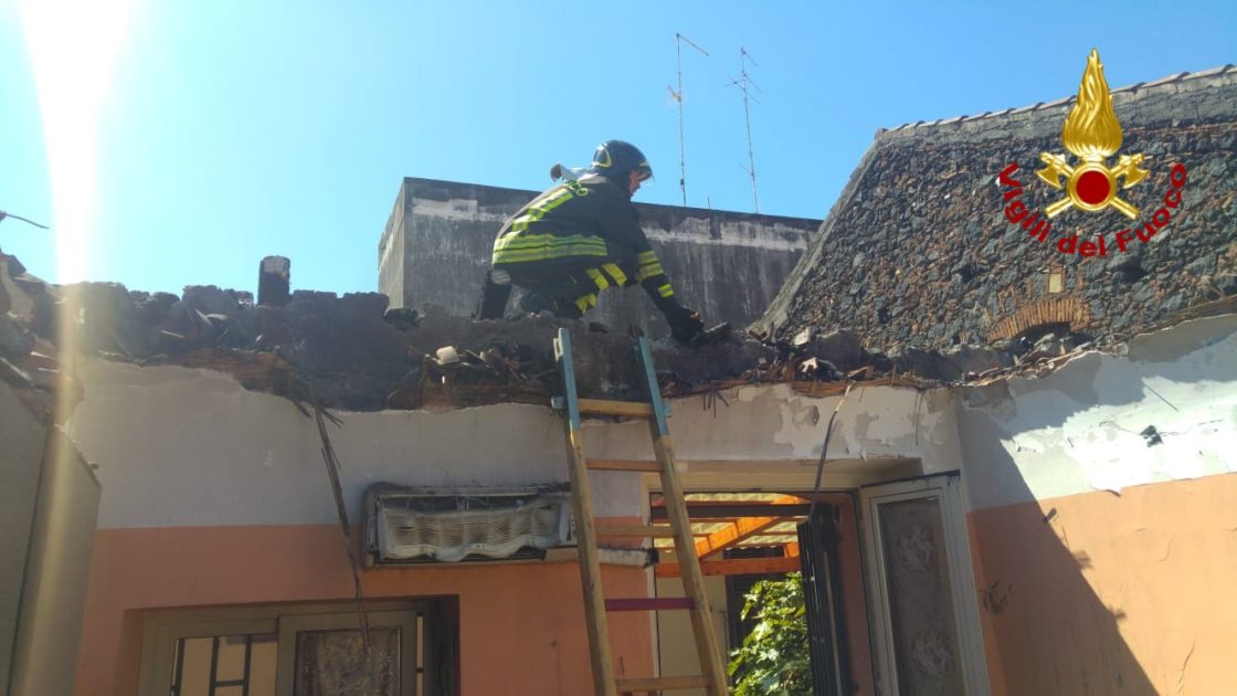 CATANIA: In fiamme una falegnameria, evacuate due abitazioni
