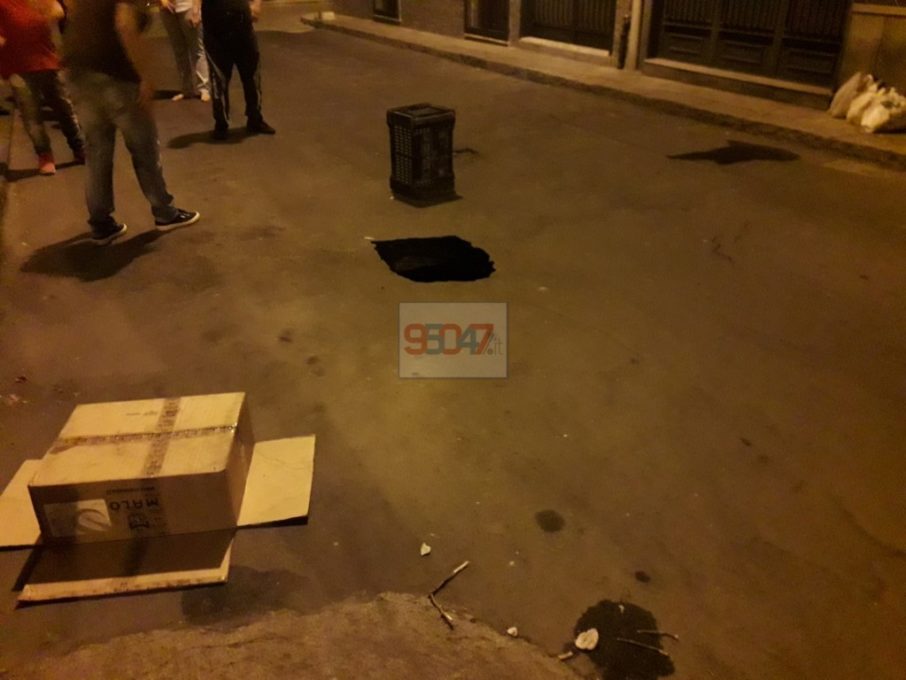 PATERNO': VIA REGGIO, SI APRE PICCOLA VORAGINE IN STRADA - LE FOTO