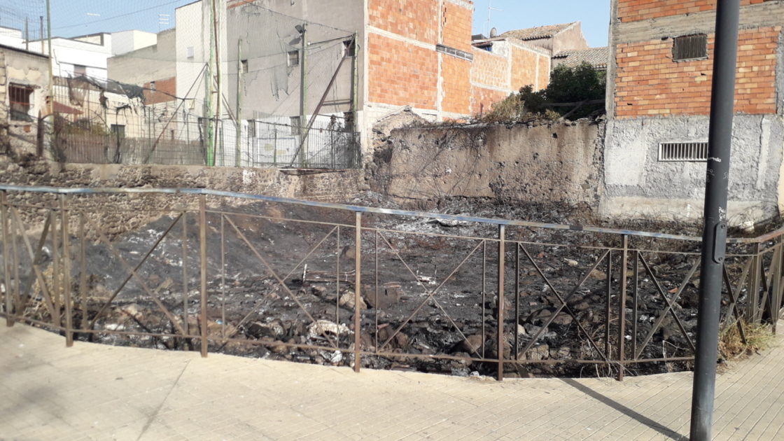 PATERNO' ANCORA INCENDI IN CENTRO E IN PERIFERIA: LE FOTO