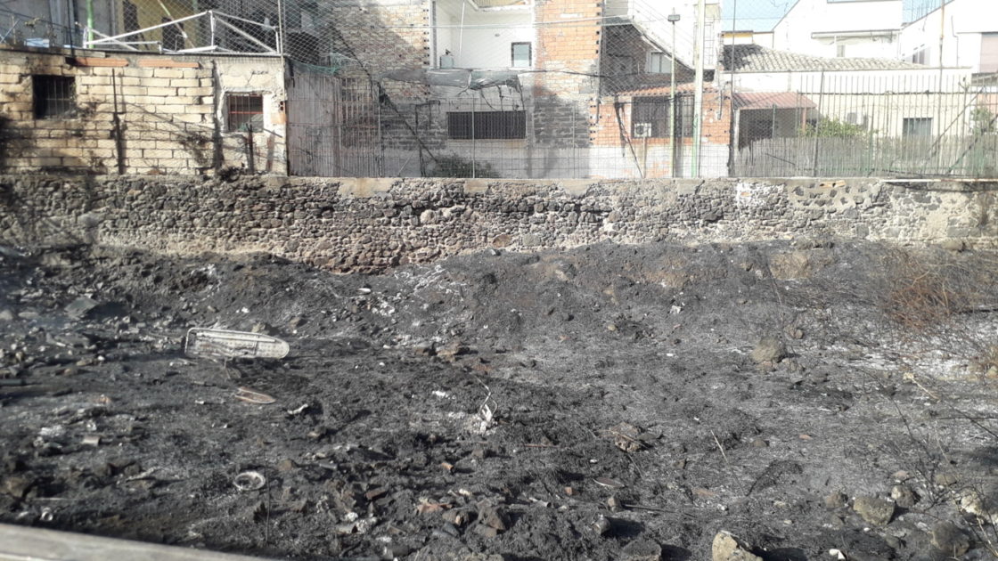 PATERNO' ANCORA INCENDI IN CENTRO E IN PERIFERIA: LE FOTO