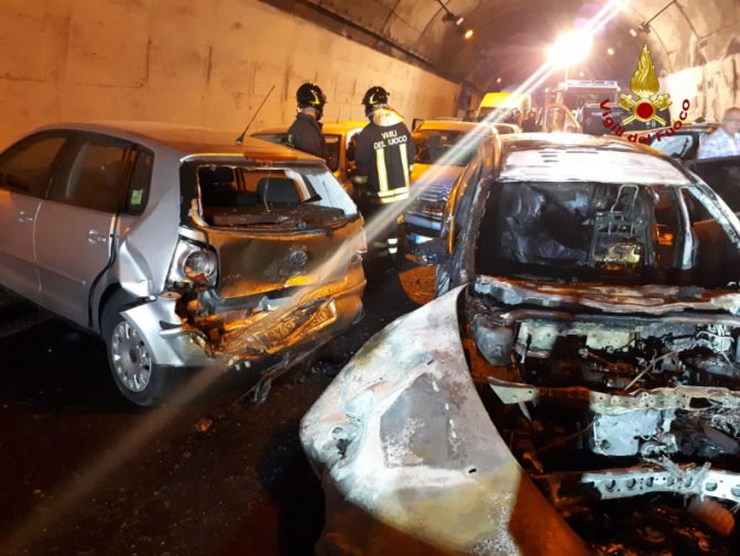 Maxi tamponamento sulla Palermo-Messina tra Rometta e Milazzo: coinvolte 10 auto, ci sono feriti - LE FOTO